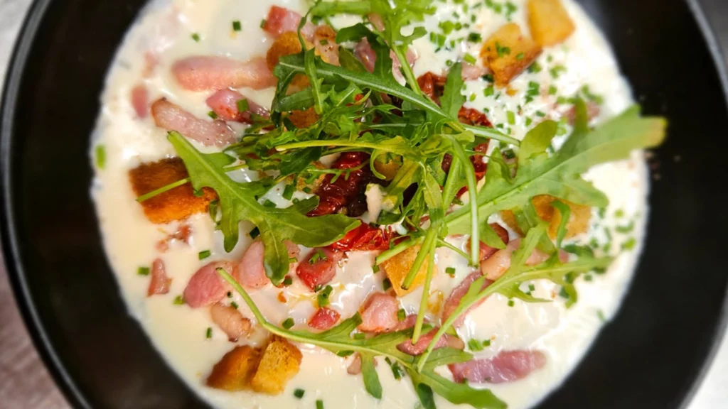 Œufs parfaits de la ferme de Bitry (Nièvre) – recette signature de La Nouvelle Table avec crème de Chaource, lardons et croûtons.